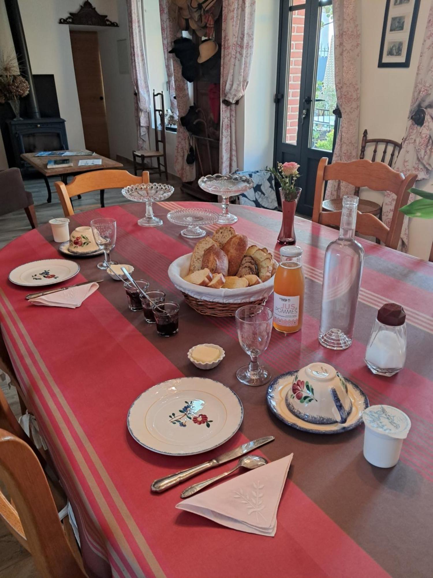 לינה וארוחת בוקר Coudeville Le Jardin מראה חיצוני תמונה